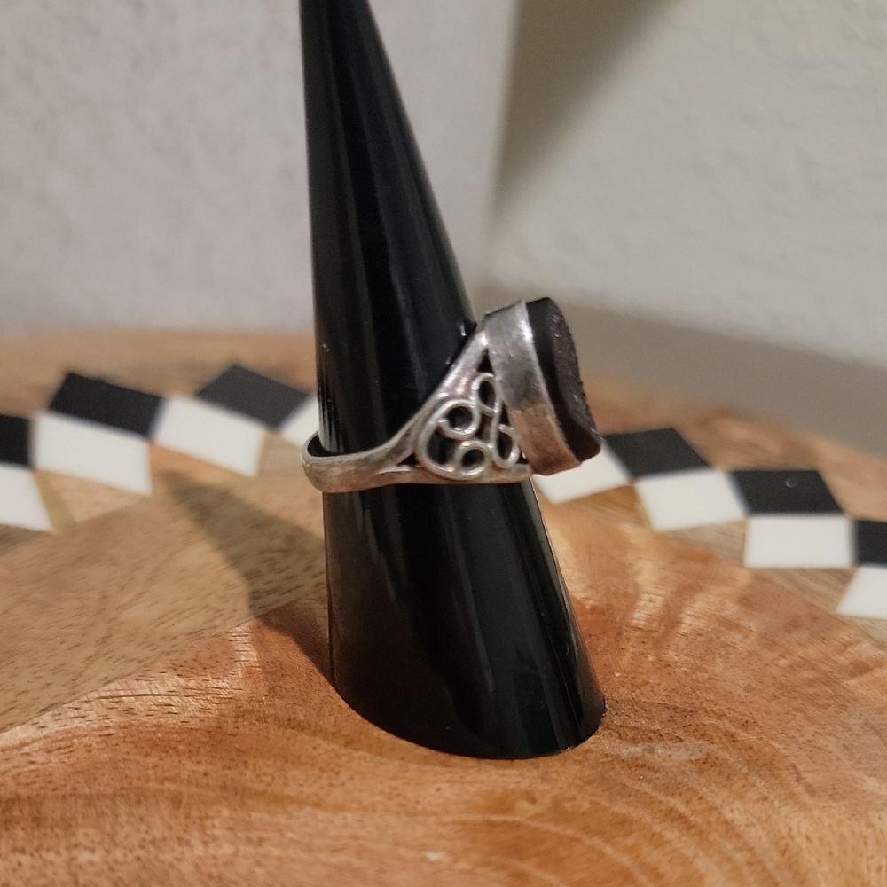 Silver and Black Vintage Filigree Ring Size 7 - Picture 3 of 4